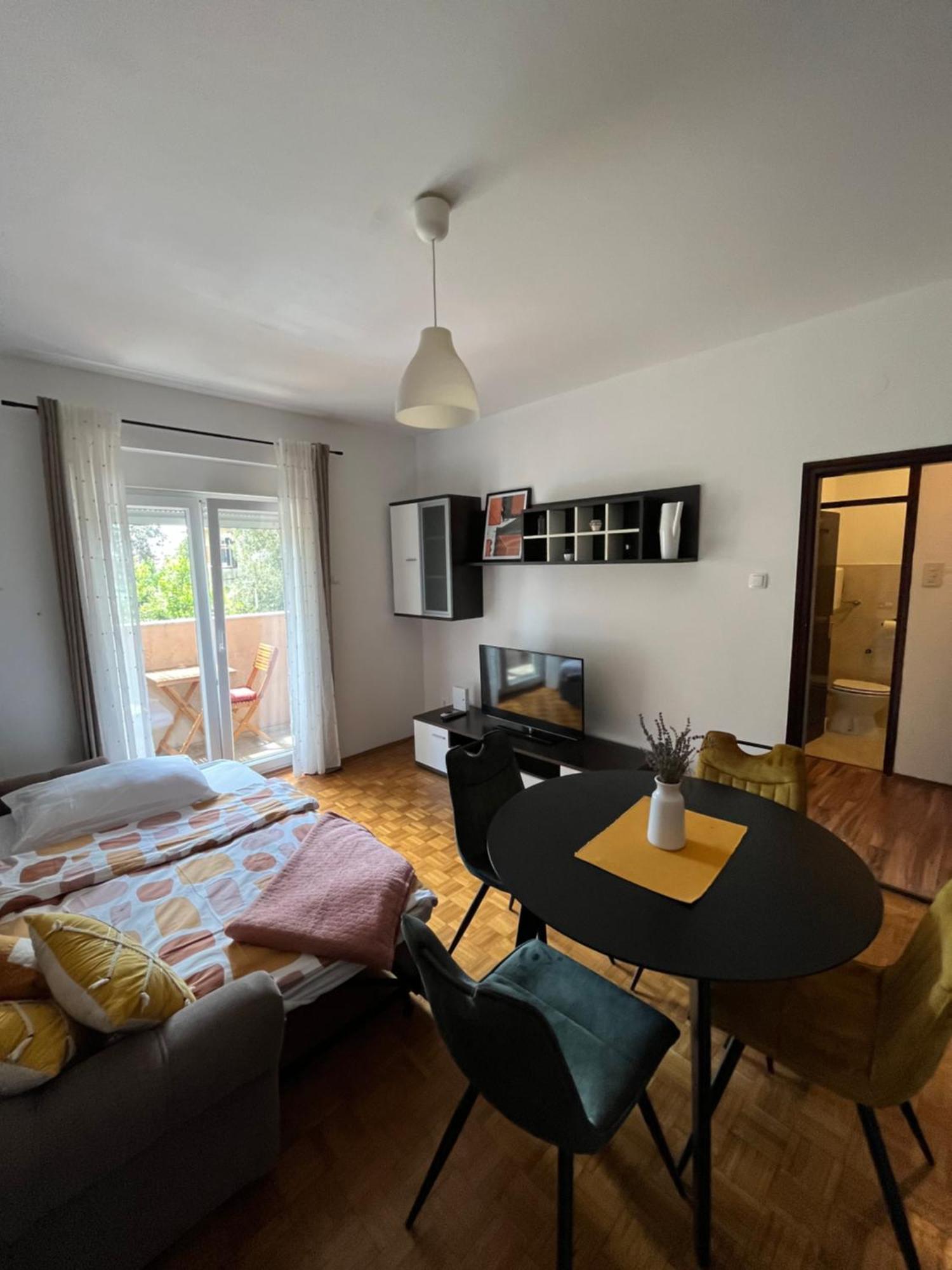 Elvis Apartma *